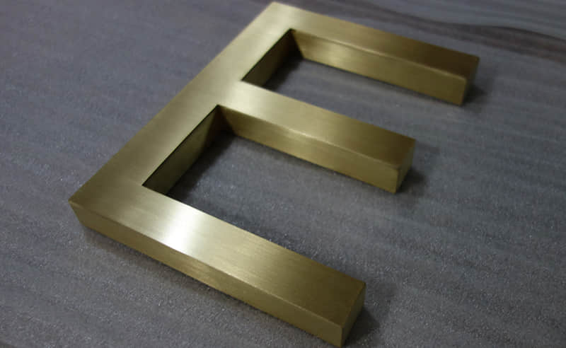 拉丝黄铜围边字